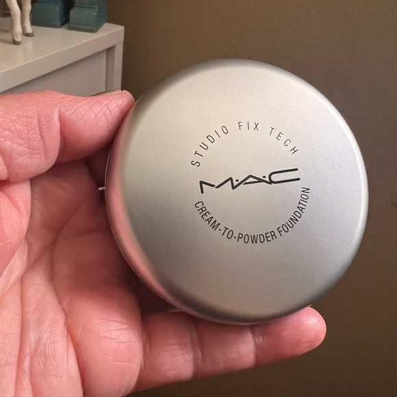 New  MAC STUDIO FIX TECH
CREAM-TO-POWDER FOUNDATION, N18. - Picture 6 of 9